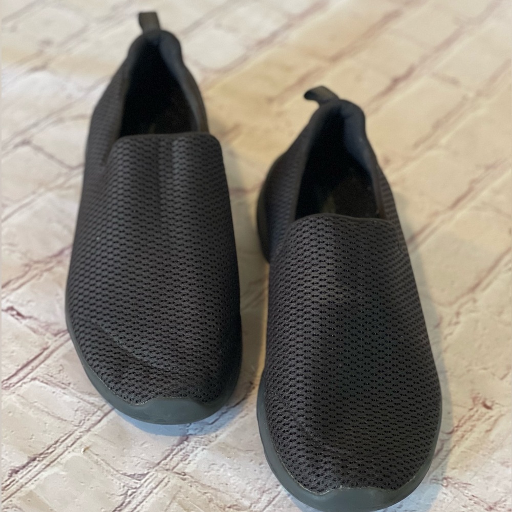SKECHERS EUC women’s Skechers Slip On Memory Foam GoWalk Walking Shoes Sz 9